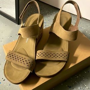 Rockport sued wedged sandals